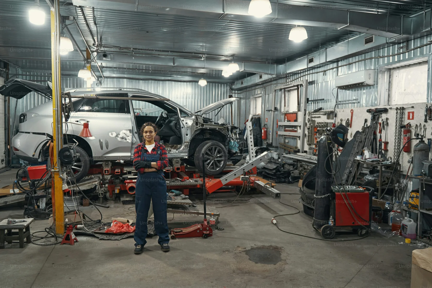 Großzügiger Innenraum einer Kfz-Werkstatt